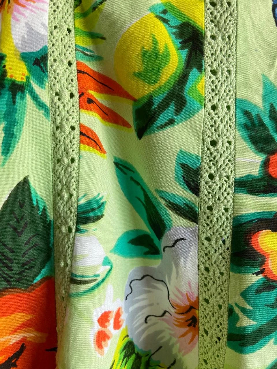 Saia rodada com estampa floral sobre fundo verde menta. Steps every day – photo 3